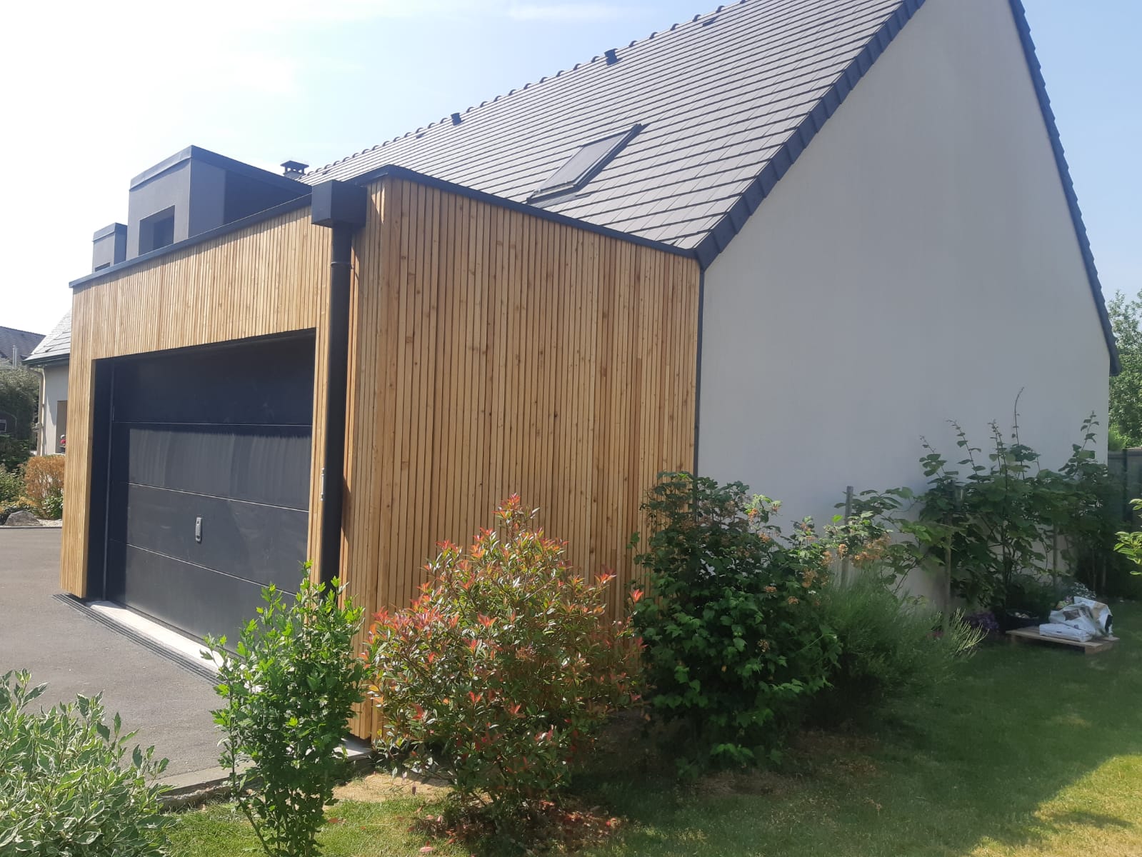 Extension Garage en Bardage Douglas à claire-voie - Defi Habitat - Constructeur de maison en ossature bois
